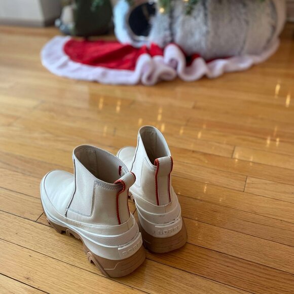 SUPER CUTE Sorel boots, worn only 3 times! - Picture 3 of 4